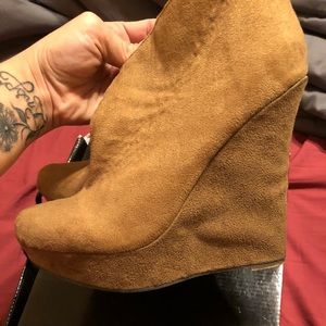 Cute suede-tan Michael Antonio wedges booties